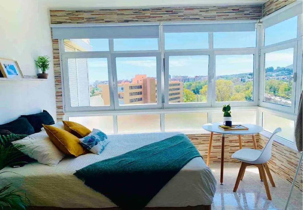 Alterhome Luminoso Estudio Con Piscina Y Maravillosas Vistas Torremolinos Kültér fotó
